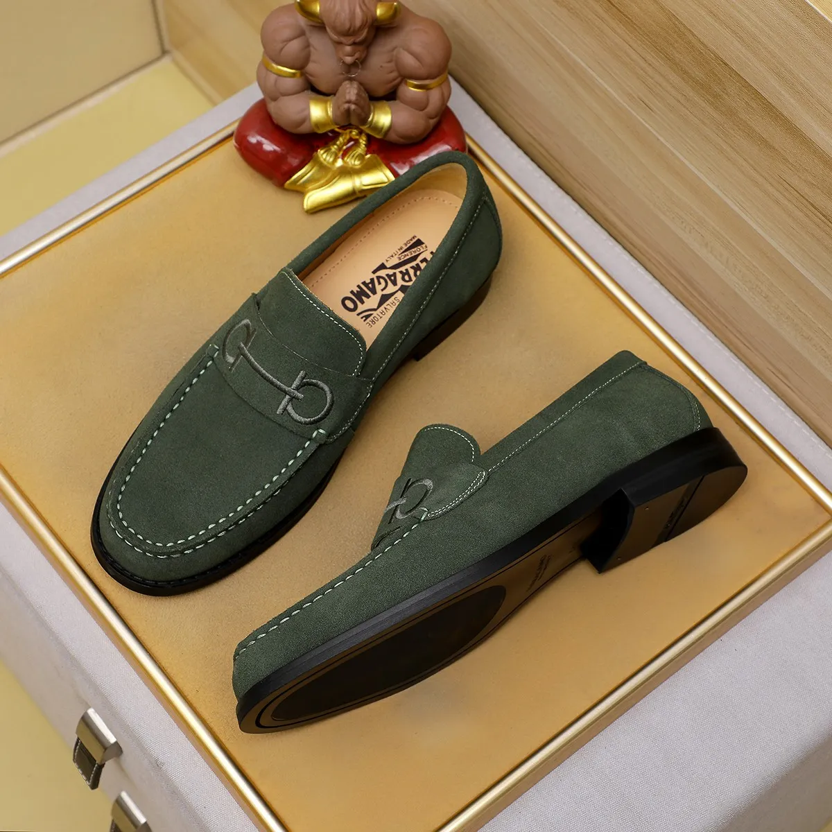 Men's shoes 💰460 🔥 Ferragamo new men's casual slip-on shoes 🇨🇳 Official website original 1:1 mold, original quality 💯 fine workmanship, high-end luxury ☘ The upper is made of imported Italian first-layer cowhide 🌴 Luxurious water dyeing 🐂 Leather lining 🍓 Rubber wear-resistant and non-slip outsole, breathable and comfortable to wear 🍍 The first choice for high-taste men, color optional! Code number 38-44 (45.46. Customized)